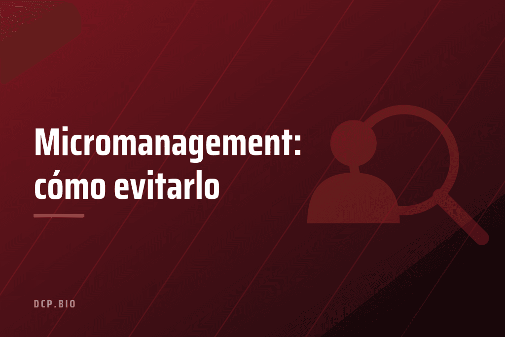 Cabecera del artículo Micromanagement: cómo evitarlo, con icono de lupa sobre una persona, fondo granate